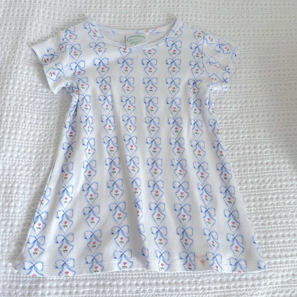 Blue bow dress in white.